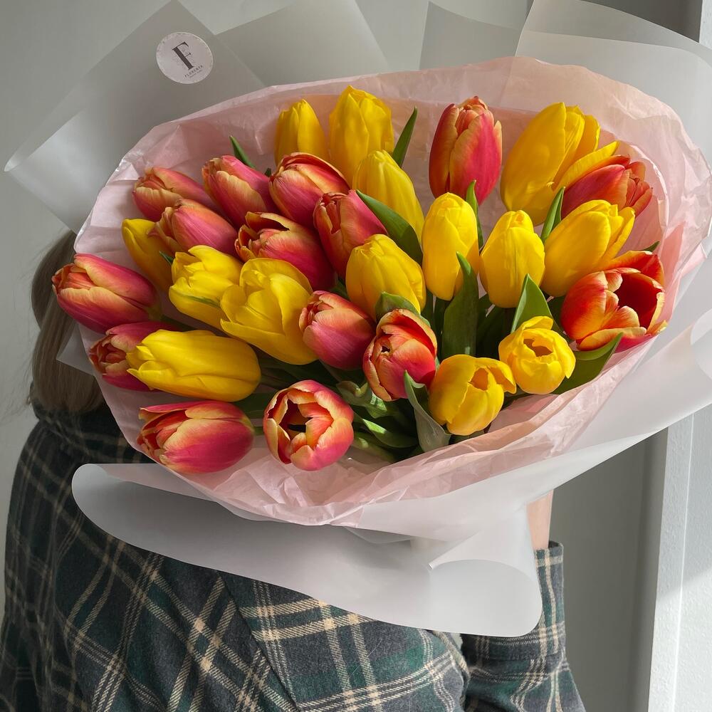 https://content2.flowwow-images.com/data/flowers/1000x1000/57/1741846802_65295557.jpg